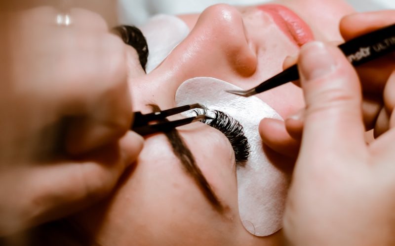 person holding black and silver scissors