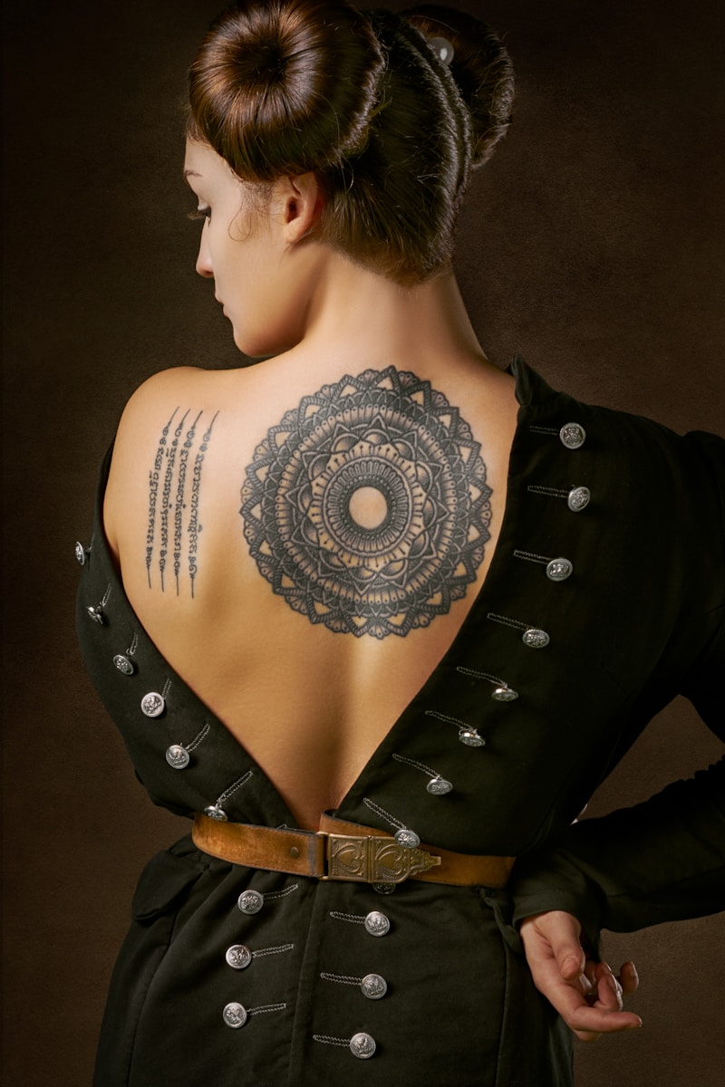 een vrouw met een tattoo op haar rug